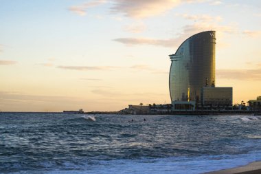 Barceloneta plaj popüler gün batımı sırasında 
