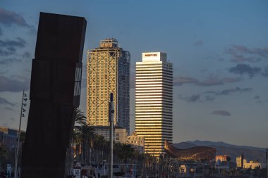 Barceloneta plaj popüler gün batımı sırasında 