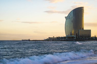 Barceloneta plaj popüler gün batımı sırasında 
