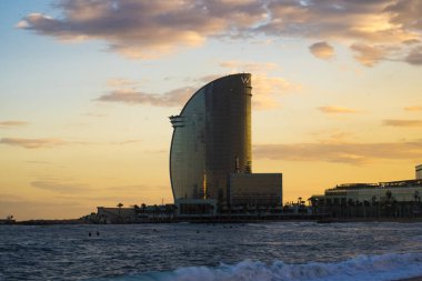 Barceloneta plaj popüler gün batımı sırasında 