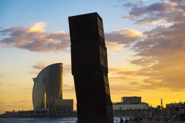 Barceloneta plaj popüler gün batımı sırasında 