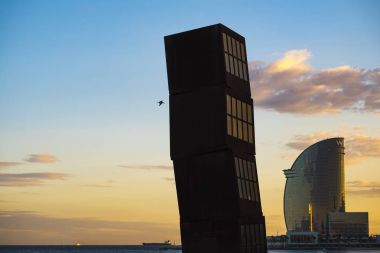 Barceloneta plaj popüler gün batımı sırasında 
