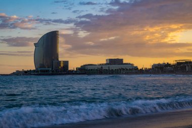 Barceloneta plaj popüler gün batımı sırasında 
