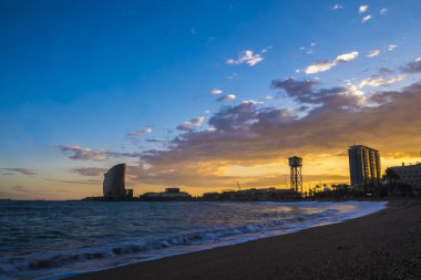 Barceloneta plaj popüler gün batımı sırasında 