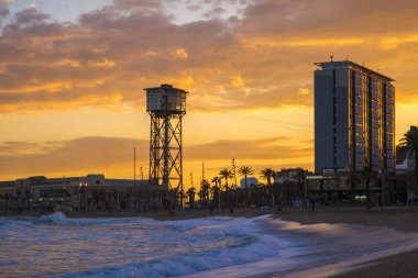 Barceloneta plaj popüler gün batımı sırasında 