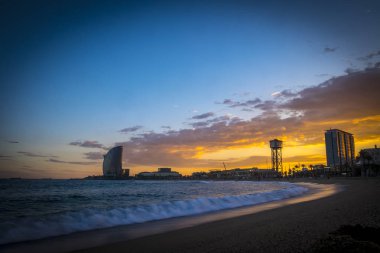 Barceloneta plaj popüler gün batımı sırasında 