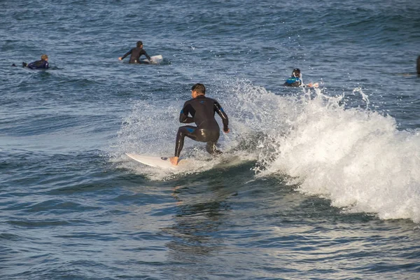 Surfing in the popular beach of Barceloneta — Stock Photo, Image