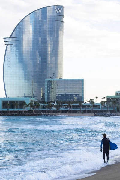 Barceloneta popüler plaj sörf