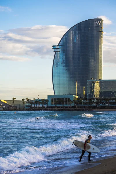 Surf en la popular playa de la Barceloneta —  Fotos de Stock