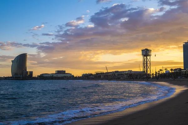 Popular playa de Barceloneta durante el atardecer —  Fotos de Stock