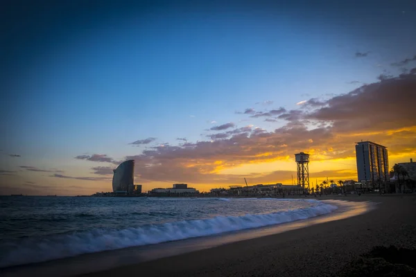 Praia popular de Barceloneta durante o pôr do sol — Fotografia de Stock