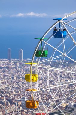 Tibidabo Dağı üzerinden Katalan başkentinin panoramik görünüm