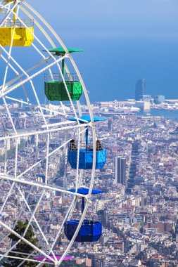 Tibidabo Dağı üzerinden Katalan başkentinin panoramik görünüm