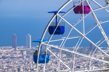 Tibidabo Dağı üzerinden Katalan başkentinin panoramik görünüm