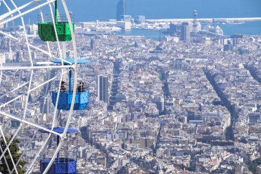 Tibidabo Dağı üzerinden Katalan başkentinin panoramik görünüm