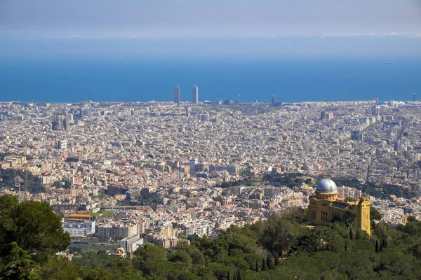 Vista panoramica della capitale catalana dal monte Tibidabo — Foto Stock