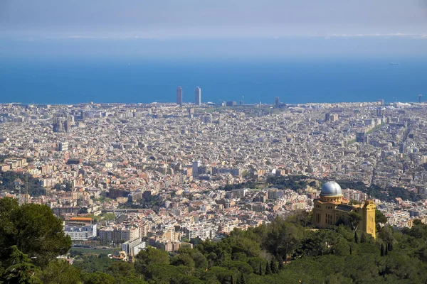 Panoramautsikt över den katalanska huvudstaden från berget Tibidabo — Stockfoto