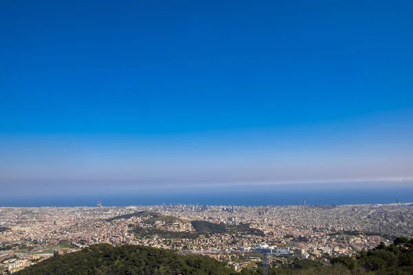 Панорамный вид столицы Каталонии с горы Тибидабо — стоковое фото