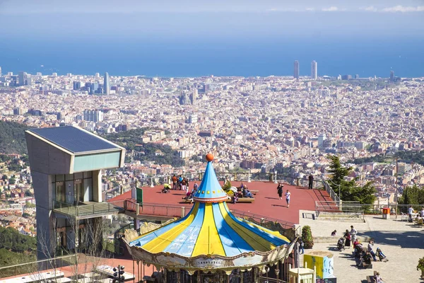 Панорамный вид столицы Каталонии с горы Тибидабо — стоковое фото