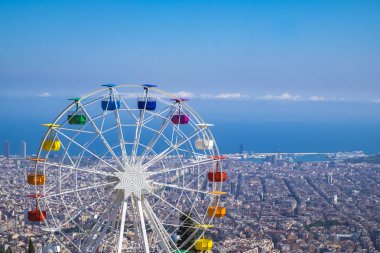 Tibidabo Dağı üzerinden Katalan başkentinin panoramik görünüm