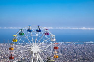 Tibidabo Dağı üzerinden Katalan başkentinin panoramik görünüm