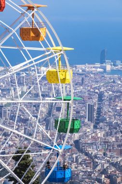 Tibidabo Dağı üzerinden Katalan başkentinin panoramik görünüm