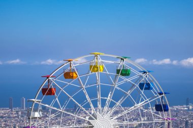 Tibidabo Dağı üzerinden Katalan başkentinin panoramik görünüm