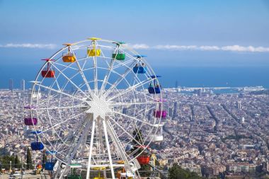 Tibidabo Dağı üzerinden Katalan başkentinin panoramik görünüm