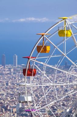 Tibidabo Dağı üzerinden Katalan başkentinin panoramik görünüm