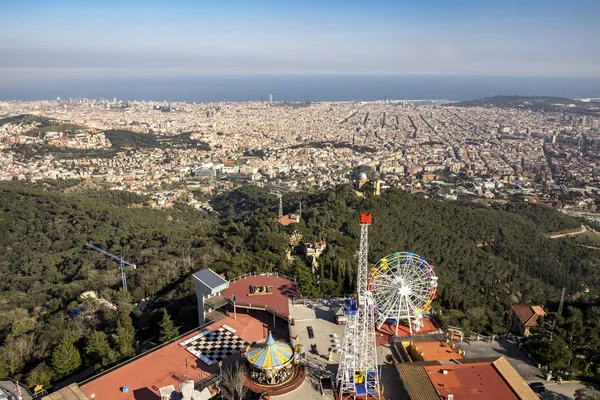 Панорамный вид на Барселону с горы Тибидабо — стоковое фото