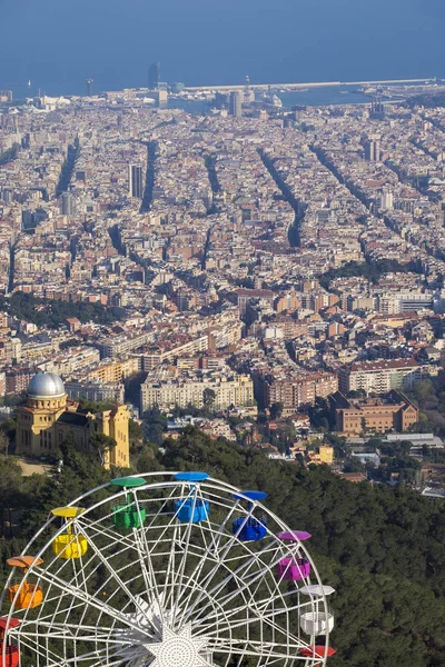 Panoramatický pohled na Barcelonu z Tibidabo mountain — Stock fotografie