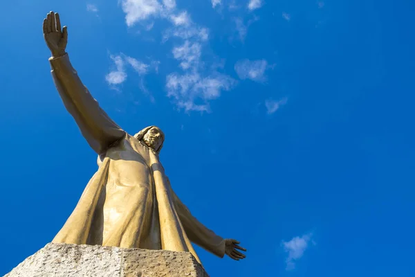 Dettaglio di Gesù Cristo in cima alla chiesa cor a Barcel — Foto Stock