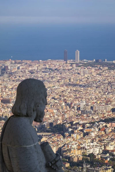 Vista panorámica desde la Iglesia Expiatoria del Sagrado Corazón en el Tibidabo, Cataluña, España —  Fotos de Stock