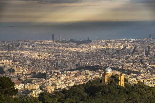 Vista panorámica de Barcelona desde la montaña del Tibidabo — Foto de Stock