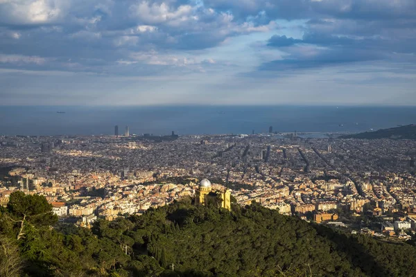 Vista panorámica de Barcelona desde la montaña del Tibidabo —  Fotos de Stock