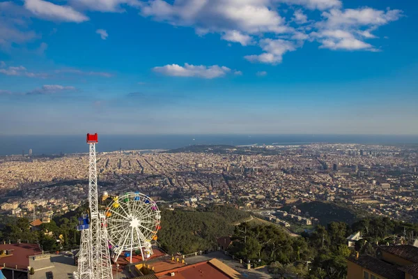Panorámás kilátás nyílik a Barcelona, a Tibidabo-hegyre — Stock Fotó