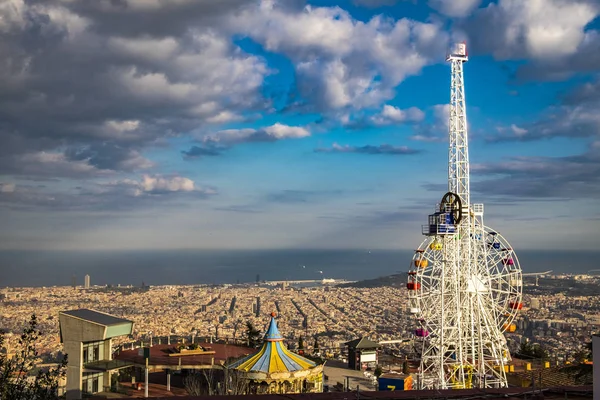 Blick auf die Barcelona vom Tibidabo-Berg — Stockfoto