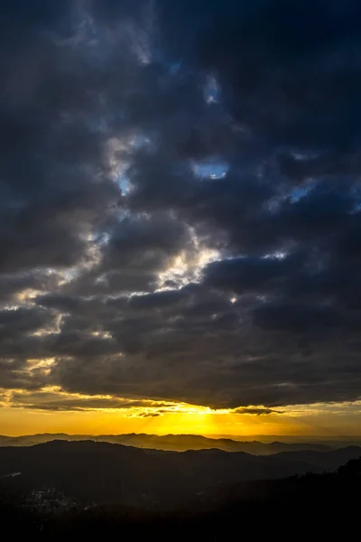 Το ηλιοβασίλεμα από το βουνό του Tibidabo από πάρκο Κολσερόλα Μπάρκα — Φωτογραφία Αρχείου