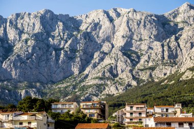 Panoramik Makarska şehir ve Biokovo Tabiat Parkı  