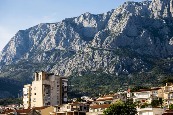 Panoramik Makarska şehir ve Biokovo Tabiat Parkı — Stok fotoğraf