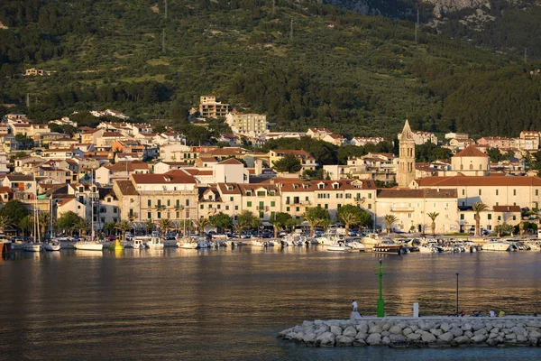 Makarska görünümünü alacakaranlıkta, Hırvatistan — Stok fotoğraf