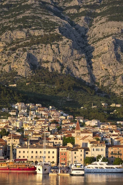 Makarska görünümünü alacakaranlıkta, Hırvatistan — Stok fotoğraf