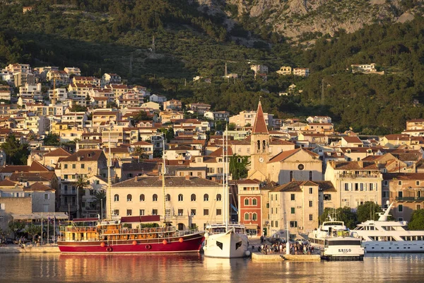 Makarska görünümünü alacakaranlıkta, Hırvatistan — Stok fotoğraf