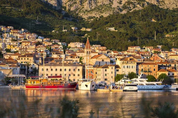 Makarska görünümünü alacakaranlıkta, Hırvatistan — Stok fotoğraf