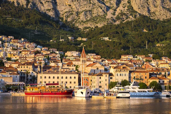 Makarska görünümünü alacakaranlıkta, Hırvatistan — Stok fotoğraf