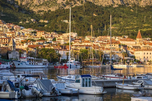 Makarska görünümünü alacakaranlıkta, Hırvatistan — Stok fotoğraf