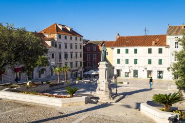 Makarska, Hırvatistan - 30 Mayıs 2017: Ana Meydanı, Makarska, Dalmaçya, Hırvatistan