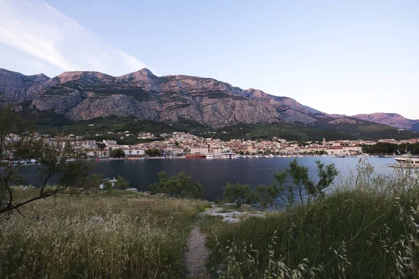 Makarska görünümünü alacakaranlıkta — Stok fotoğraf