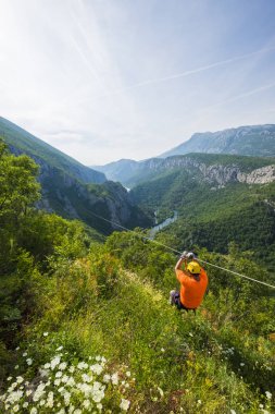 ZIP satırında Kanyon Cetina Nehri yakınında Omis, Hırvatistan
