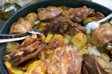 Geleneksel Hırvat çanak peka